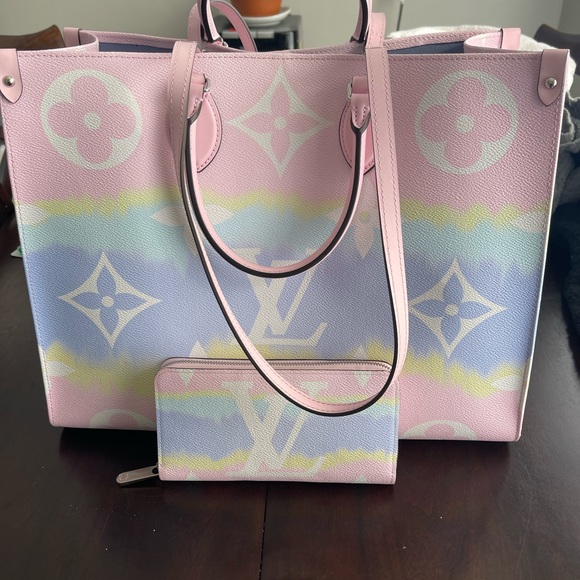 Limited edition LV monogram Escale Giant&matching wallet Gently used. $5750 - Picture 1 of 6